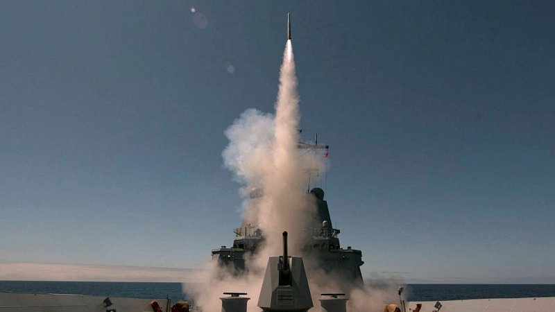 Запуск зенитной ракеты RIM-162 ESSM с эсминца "Сидней", Австралия